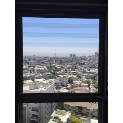 סורגים שקופים בחלונות לבטיחות 
